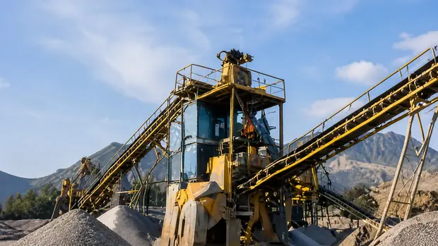 Stone crushing plant with feed conveyors at a quarry